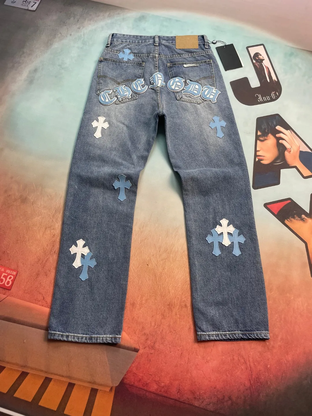 🅿️290 🔘Style number-KL162 🔘Croxin 𝐂𝐡𝐫𝐨𝐦𝐞 𝐇𝐞𝐚𝐫𝐭 city limited Sanskrit cross patch leather jeans* These Croxin city limited series jeans are a very popular limited edition in the fashion circle! It is made of classic blue denim, which has a great texture, is crisp and soft, and is extremely durable. The colorful crosses and letter patterns on the pants are so eye-catching. The crosses are available in blue and white, and are presented through exquisite craftsmanship. They have a strong three-dimensional effect and the colors are not easy to fade. The letter pattern is exquisite and paired with the cross, it is full of fashion. In terms of production technology, Croxin has always pursued perfection. The wiring is neat, the hardware accessories are customized, and the buttons, zippers, etc. all have Croxin's signature details, giving it a full sense of luxury. The straight version doesn't matter the shape of your legs. It looks good on both thick and thin legs, and it's super versatile. The matching suggestions are as follows: Street fashion style: Wear a loose white hooded sweatshirt on the upper body, a black Crow Heart leather jacket, black high-top Converse or Martin boots, and then put on a Crow Heart silver necklace or ring to look cool and handsome. Casual fashion style: Pair with a solid-color short-sleeved T-shirt, such as black, white and gray, which looks great. Wear white Nike sneakers and carry a heart-shaped crossbody bag. It is comfortable and fashionable for daily outings. Retro personality style: Wear a floral shirt tucked into the waistband, and pair with retro western boots or designer dad shoes to easily create a retro personality atmosphere. These pants are fashionable and versatile. They can also be worn as a couple's style. They are so eye-catching when out on the street! Trend lovers don’t miss it!  Size: S M L XL (28.30.32.34) Color: Blue
